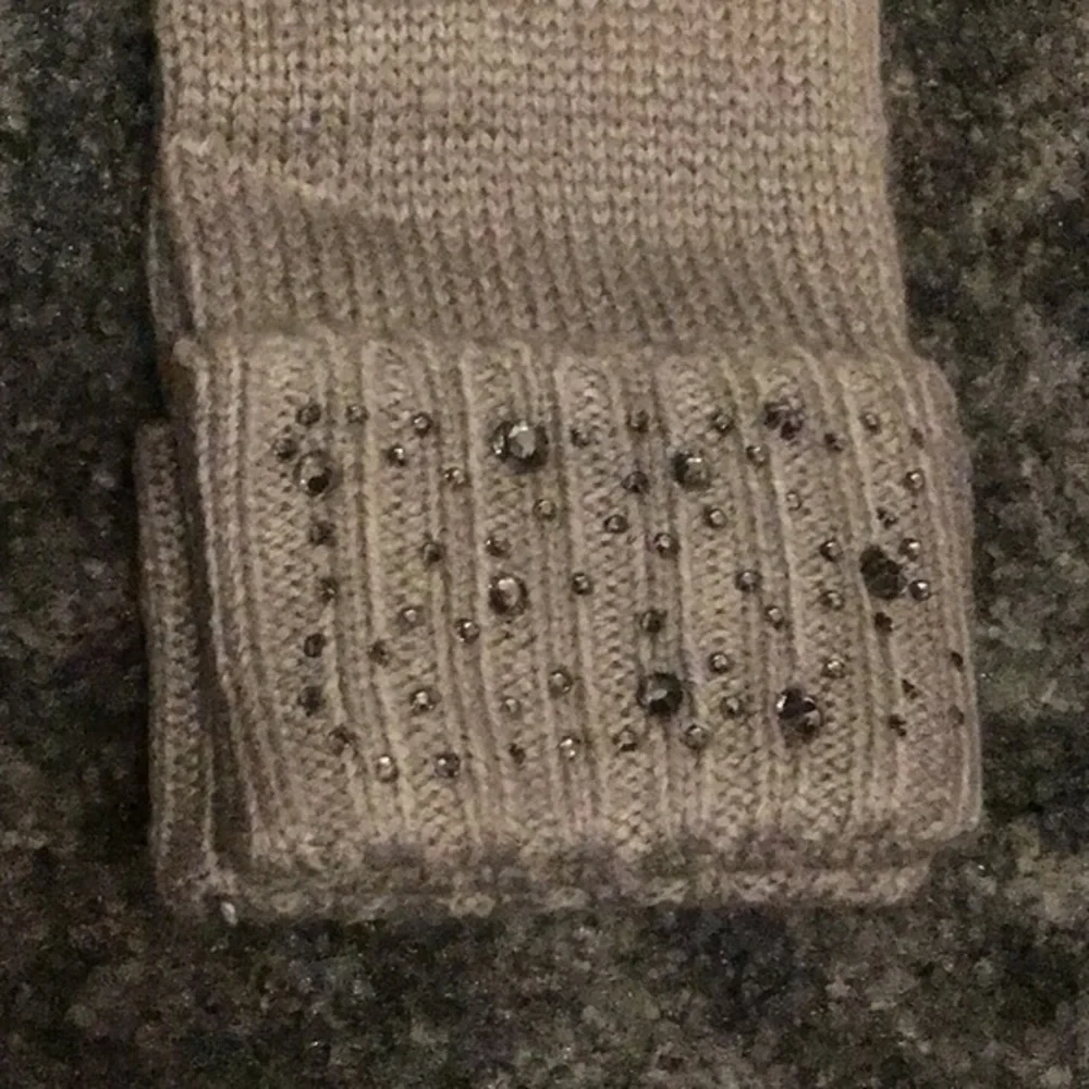 🆕VS Grey embellished gloves
